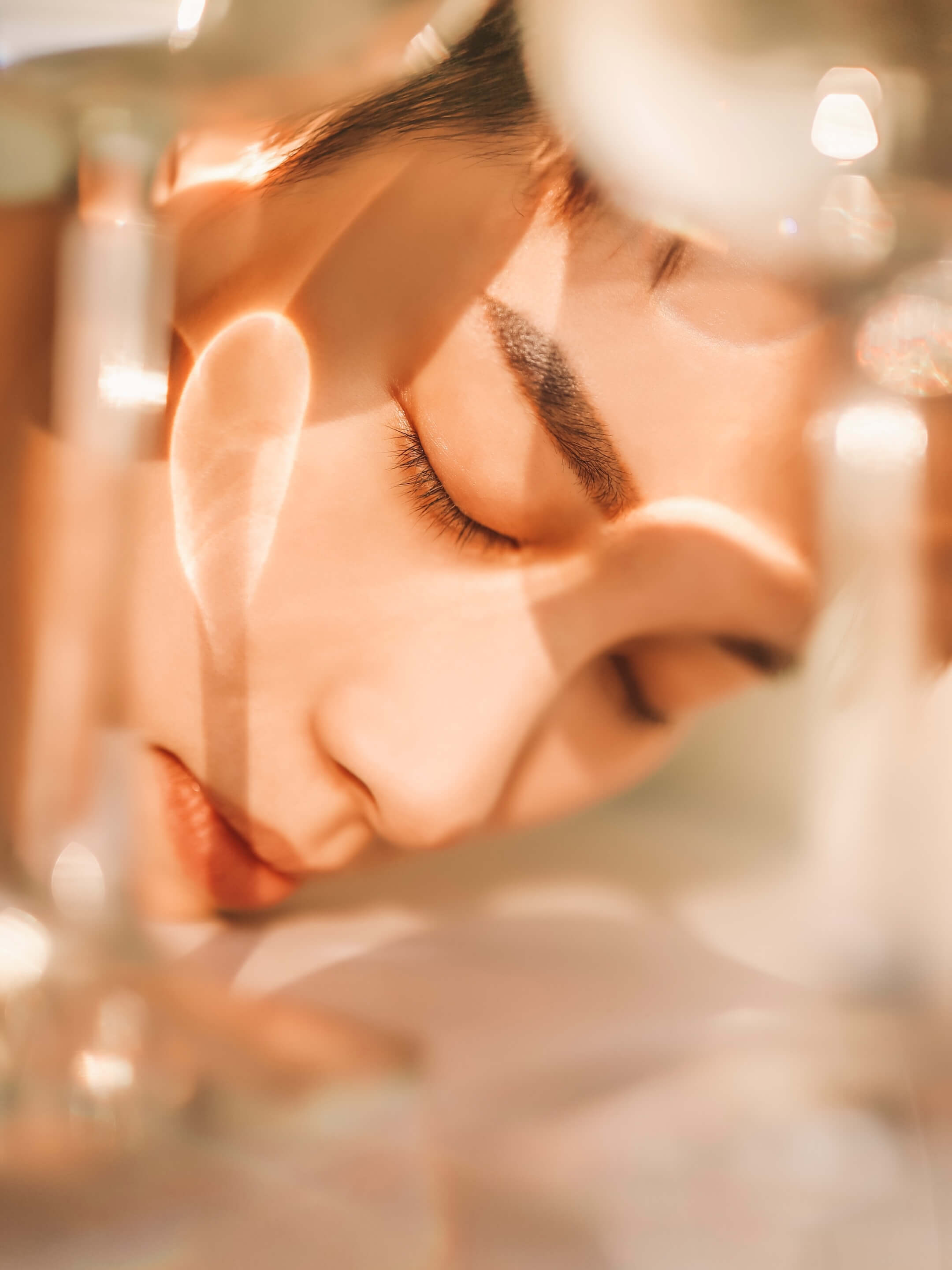 Elegantes Bild einer Frau hinter Gläsern